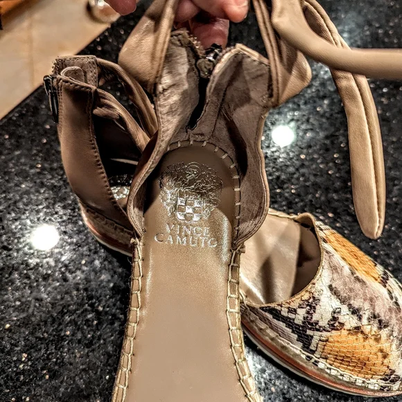 New Beautiful Vince Camuto Espadrilles - Picture 3 of 4